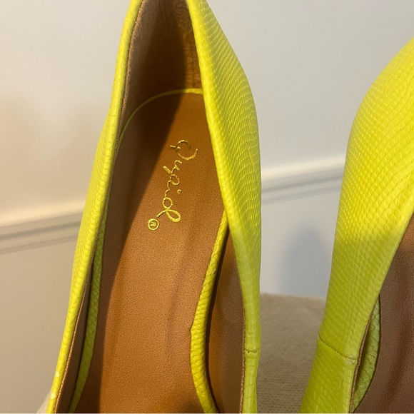Bright florescent yellow snake embossed stilettos, micro platform. - Picture 6 of 6